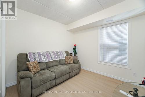 211 - 1480 Bishops Gate, Oakville, ON - Indoor Photo Showing Living Room