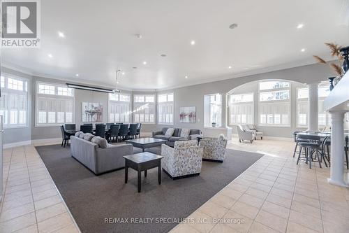 211 - 1480 Bishops Gate, Oakville, ON - Indoor Photo Showing Living Room