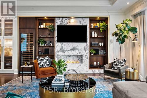 5101 - 311 Bay Street, Toronto, ON - Indoor Photo Showing Living Room