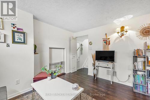 12 Curtiss Court, Barrie, ON - Indoor Photo Showing Living Room