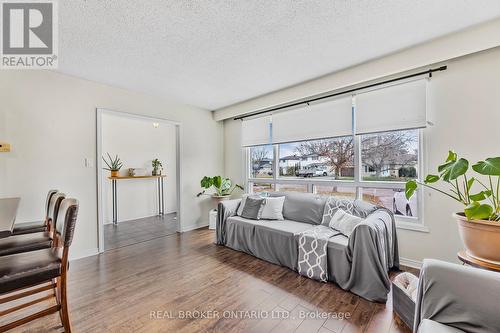 12 Curtiss Court, Barrie, ON - Indoor Photo Showing Living Room