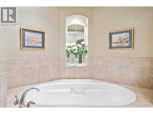 2259 Capistrano Drive, Kelowna, BC - Indoor Photo Showing Bathroom