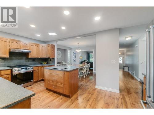 284 Drysdale Boulevard, Kelowna, BC - Indoor Photo Showing Kitchen