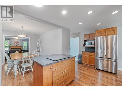 284 Drysdale Boulevard, Kelowna, BC - Indoor Photo Showing Kitchen