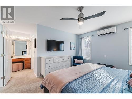 284 Drysdale Boulevard, Kelowna, BC - Indoor Photo Showing Bedroom