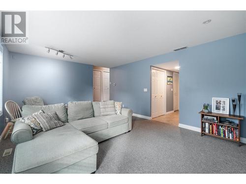 284 Drysdale Boulevard, Kelowna, BC - Indoor Photo Showing Living Room