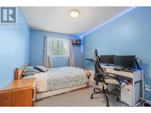 284 Drysdale Boulevard, Kelowna, BC - Indoor Photo Showing Bedroom