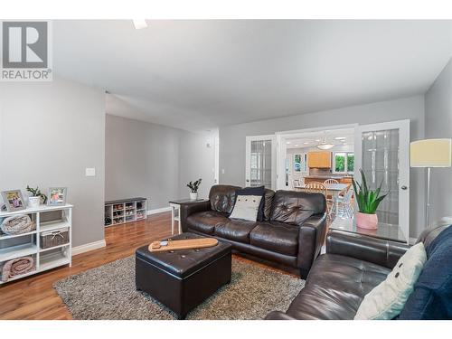 284 Drysdale Boulevard, Kelowna, BC - Indoor Photo Showing Living Room