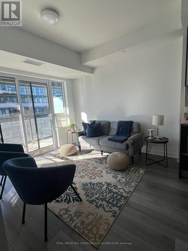 820 - 395 Dundas Street W, Oakville, ON - Indoor Photo Showing Living Room