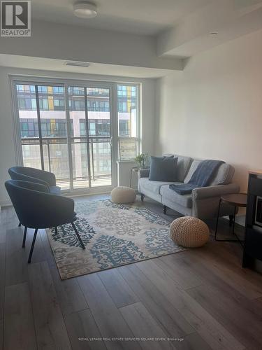 820 - 395 Dundas Street W, Oakville, ON - Indoor Photo Showing Living Room