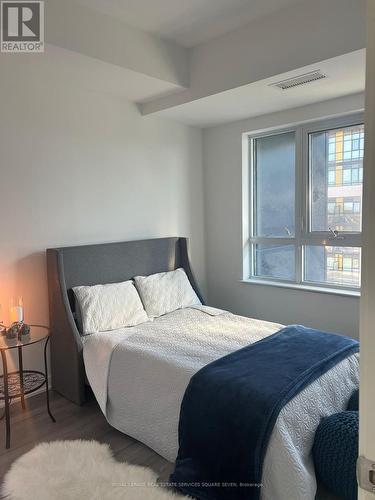 820 - 395 Dundas Street W, Oakville, ON - Indoor Photo Showing Bedroom