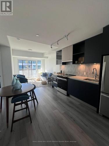 820 - 395 Dundas Street W, Oakville, ON - Indoor Photo Showing Kitchen