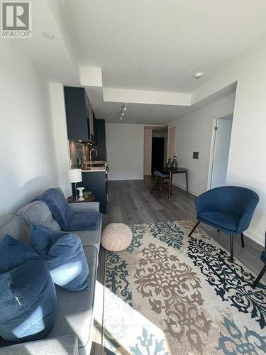 820 - 395 Dundas Street W, Oakville, ON - Indoor Photo Showing Living Room