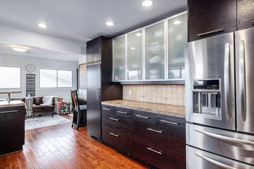 425 Eastbourne Road, Kelowna, BC - Indoor Photo Showing Kitchen