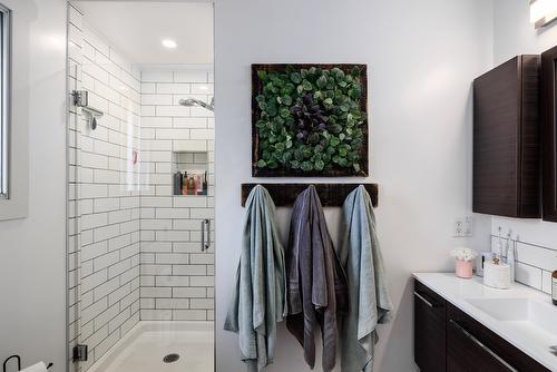 425 Eastbourne Road, Kelowna, BC - Indoor Photo Showing Bathroom