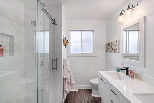 425 Eastbourne Road, Kelowna, BC - Indoor Photo Showing Bathroom