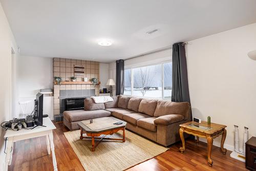 425 Eastbourne Road, Kelowna, BC - Indoor Photo Showing Living Room With Fireplace