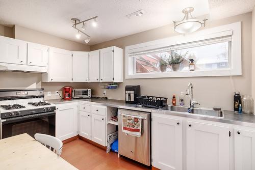 425 Eastbourne Road, Kelowna, BC - Indoor Photo Showing Kitchen With Double Sink