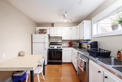 425 Eastbourne Road, Kelowna, BC - Indoor Photo Showing Kitchen