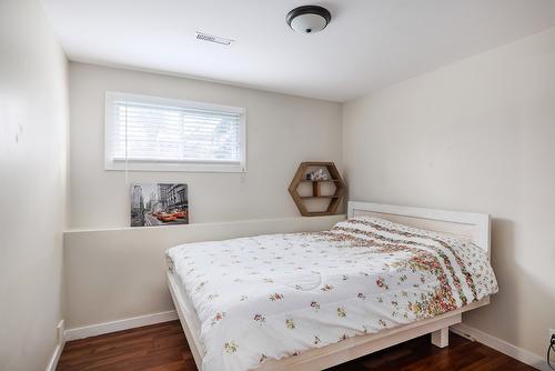 425 Eastbourne Road, Kelowna, BC - Indoor Photo Showing Bedroom