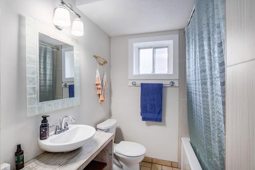 425 Eastbourne Road, Kelowna, BC - Indoor Photo Showing Bathroom