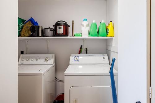 425 Eastbourne Road, Kelowna, BC - Indoor Photo Showing Laundry Room