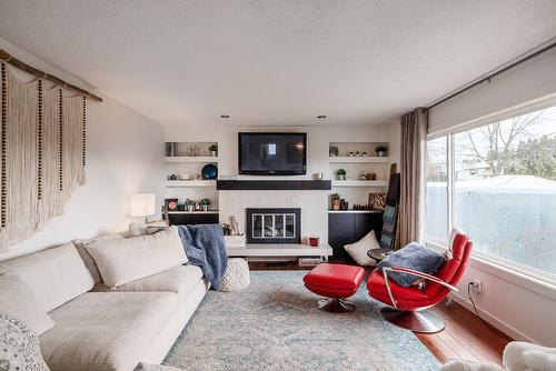 425 Eastbourne Road, Kelowna, BC - Indoor Photo Showing Living Room With Fireplace