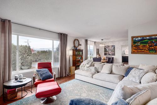 425 Eastbourne Road, Kelowna, BC - Indoor Photo Showing Living Room