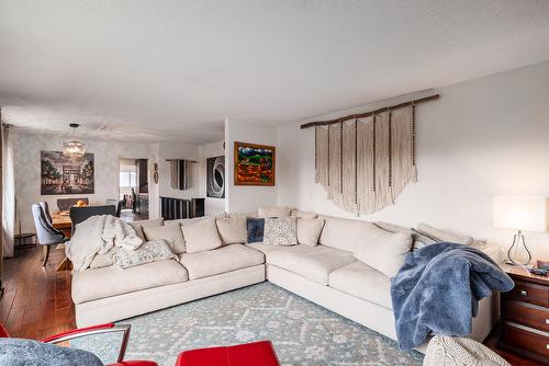 425 Eastbourne Road, Kelowna, BC - Indoor Photo Showing Living Room