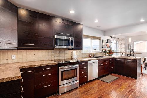 425 Eastbourne Road, Kelowna, BC - Indoor Photo Showing Kitchen With Upgraded Kitchen