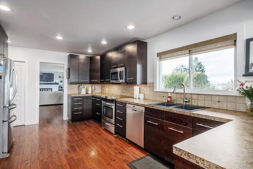 425 Eastbourne Road, Kelowna, BC - Indoor Photo Showing Kitchen With Double Sink With Upgraded Kitchen