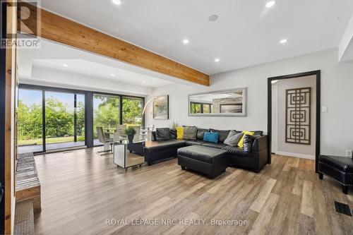 33 Leslie Drive, Hamilton, ON - Indoor Photo Showing Living Room