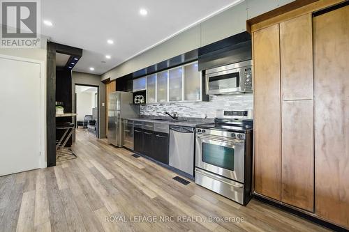 33 Leslie Drive, Hamilton, ON - Indoor Photo Showing Kitchen With Upgraded Kitchen