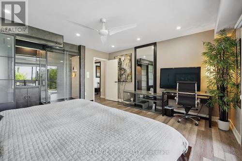 33 Leslie Drive, Hamilton, ON - Indoor Photo Showing Bedroom