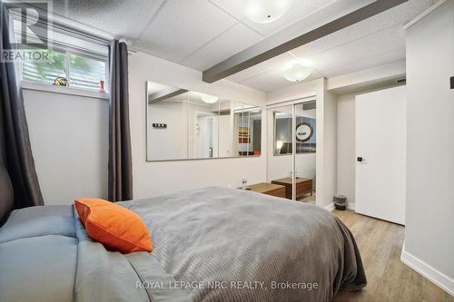 33 Leslie Drive, Hamilton, ON - Indoor Photo Showing Bedroom