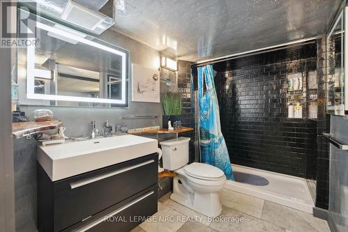 33 Leslie Drive, Hamilton, ON - Indoor Photo Showing Bathroom