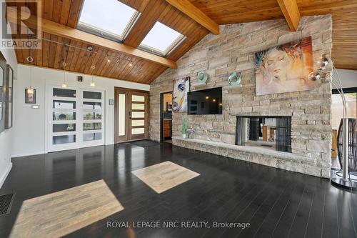 33 Leslie Drive, Hamilton, ON - Indoor With Fireplace