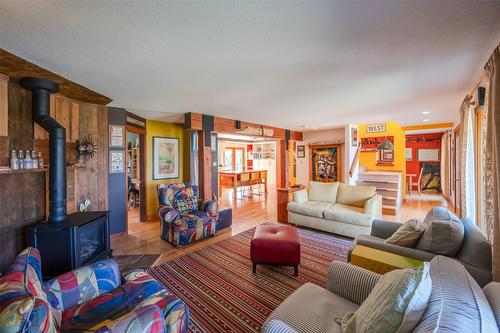 830 Three Mile Road, Penticton, BC - Indoor Photo Showing Living Room