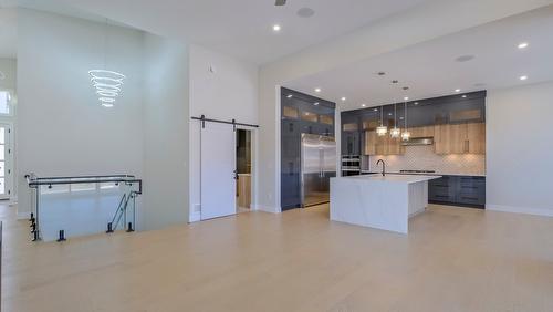 937 Royal Troon Lane, Kelowna, BC - Indoor Photo Showing Kitchen