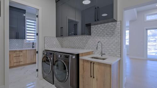 937 Royal Troon Lane, Kelowna, BC - Indoor Photo Showing Laundry Room