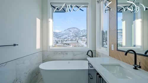 937 Royal Troon Lane, Kelowna, BC - Indoor Photo Showing Bathroom