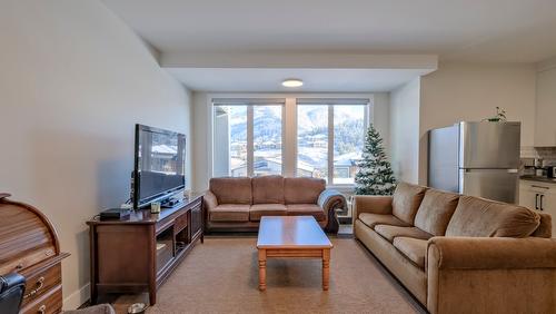 937 Royal Troon Lane, Kelowna, BC - Indoor Photo Showing Living Room