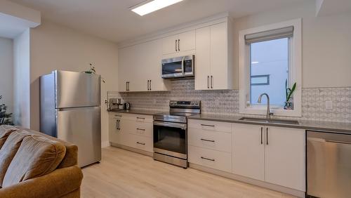 937 Royal Troon Lane, Kelowna, BC - Indoor Photo Showing Kitchen