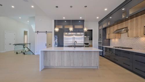 937 Royal Troon Lane, Kelowna, BC - Indoor Photo Showing Kitchen With Upgraded Kitchen