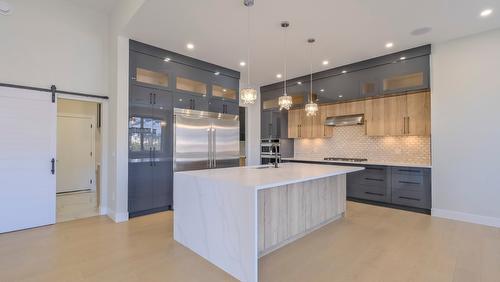 937 Royal Troon Lane, Kelowna, BC - Indoor Photo Showing Kitchen With Upgraded Kitchen