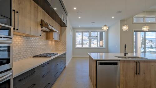 937 Royal Troon Lane, Kelowna, BC - Indoor Photo Showing Kitchen With Double Sink With Upgraded Kitchen