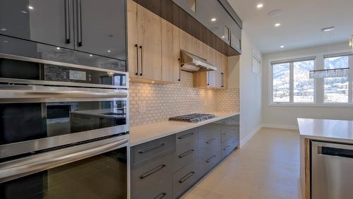 937 Royal Troon Lane, Kelowna, BC - Indoor Photo Showing Kitchen With Upgraded Kitchen