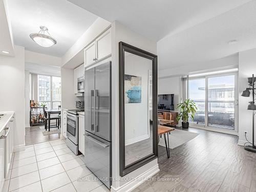 1719-15 Northtown Way, Toronto, ON - Indoor Photo Showing Kitchen