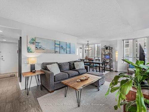 1719-15 Northtown Way, Toronto, ON - Indoor Photo Showing Living Room