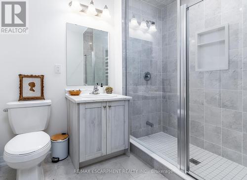 55 Yale Drive, Hamilton, ON - Indoor Photo Showing Bathroom